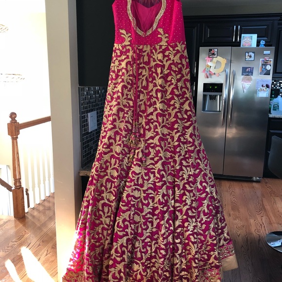 Gown - Picture 5 of 8